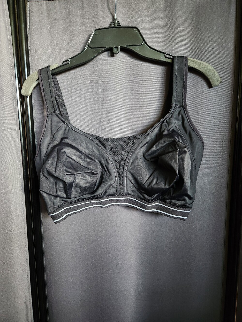 Wireless Black Support Sports Bra with Breathable Mesh